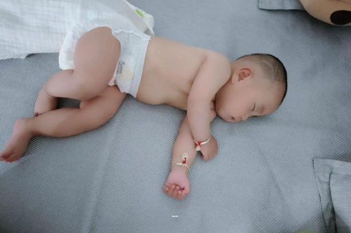 供卵包生男孩公司宝宝突然很多眼屎